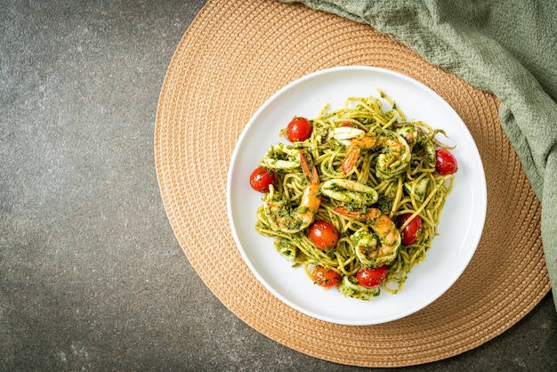 Spaghetti z owocami morza w domowym sosie pesto Zdrowe jedzenie