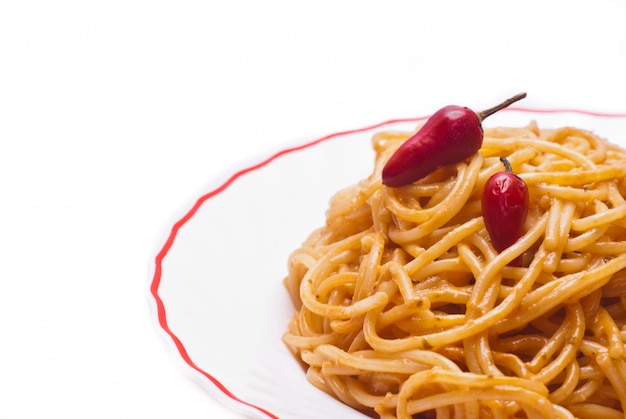 Zdjęcie spaghetti z pomidorami i czerwoną papryczką chili