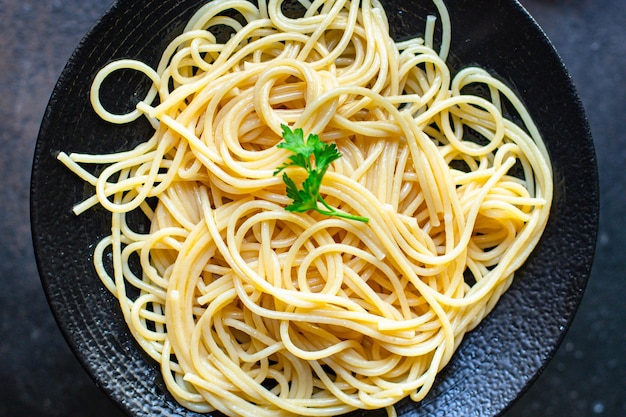 spaghetti z pszenicy durum drugie danie przekąska bezglutenowa gotowa do spożycia na stole przekąska zdrowego posiłku