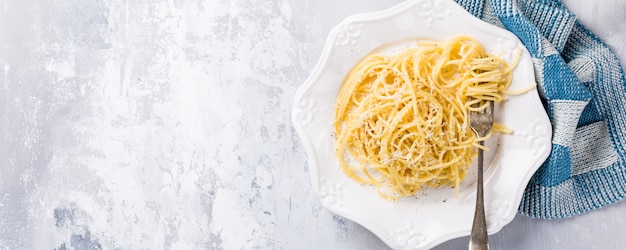 Spaghetti z serem pecorino i pieprzem