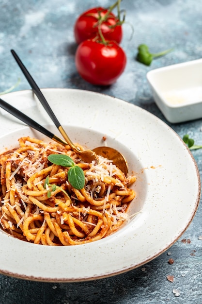 Spaghetti z sosem bolońskim. Tradycyjna kuchnia włoska, koncepcja gotowania, obraz pionowy. kopiuj przestrzeń,