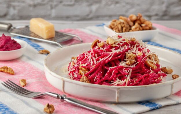 Spaghetti z sosem buraczanym, orzechami włoskimi i parmezanem