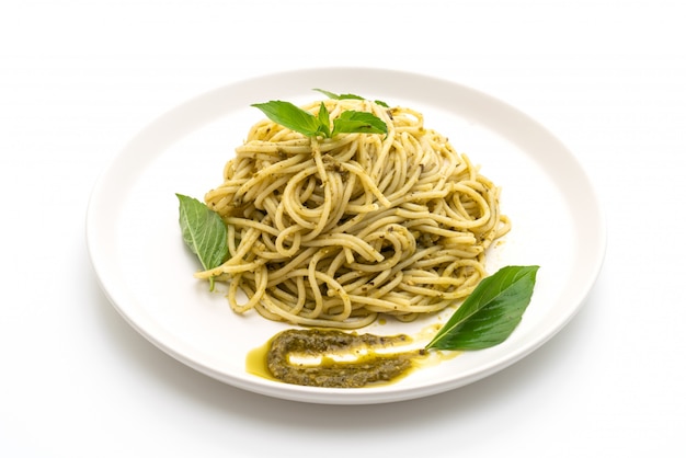 spaghetti z sosem pesto, oliwą z oliwek i liśćmi bazylii.