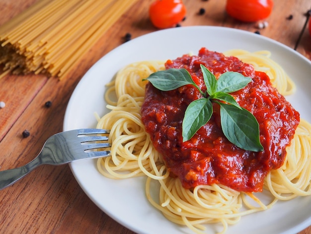 Spaghetti Z Sosem Pomidorowym I świeżą Bazylią