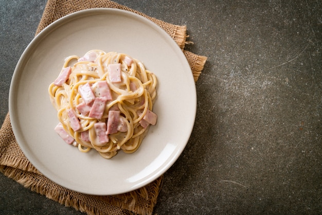 Spaghetti z sosem śmietanowym z szynką