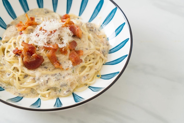 Spaghetti z sosem truflowo-śmietanowym i grzybami