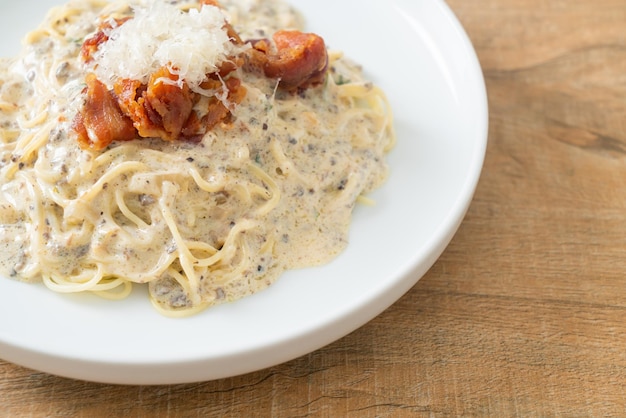 Spaghetti z sosem truflowo-śmietanowym i grzybami