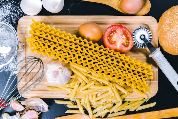 Spaghetti z suchym makaronem ze składnikiem