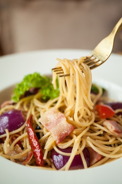 Spaghetti z suszoną papryczką chili i boczkiem