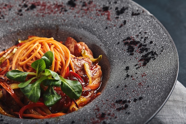 Spaghetti Z Warzywnym Sosem Pomidorowym I Mięsem. Tradycyjne Włoskie Jedzenie. Zdjęcie Jedzenia. Danie Od Szefa Kuchni. Piękna Prezentacja, Makrofotografie, Zbliżenie.