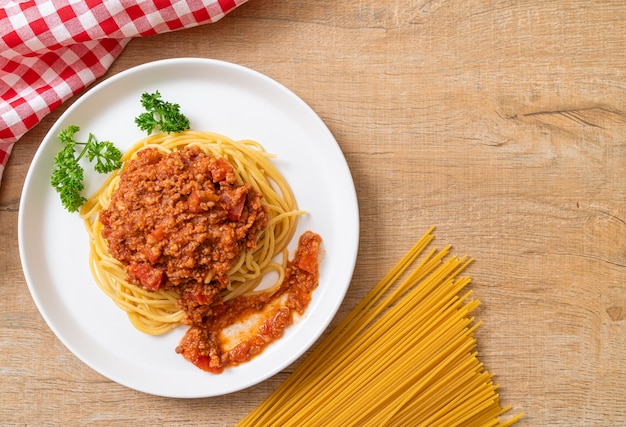 spaghetti z wieprzowiną bolońską lub spaghetti z sosem z mielonych pomidorów wieprzowych