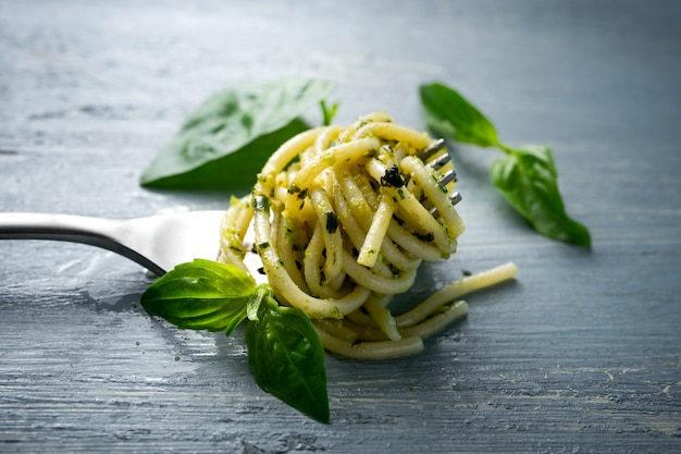 Spaghetti Z Zielonymi Pesto I Liśćmi Bazylii