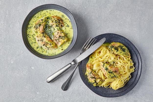 Spaghetti ze smażonym kurczakiem zapiekanym z czosnkiem i ziołami w kremie mlecznym