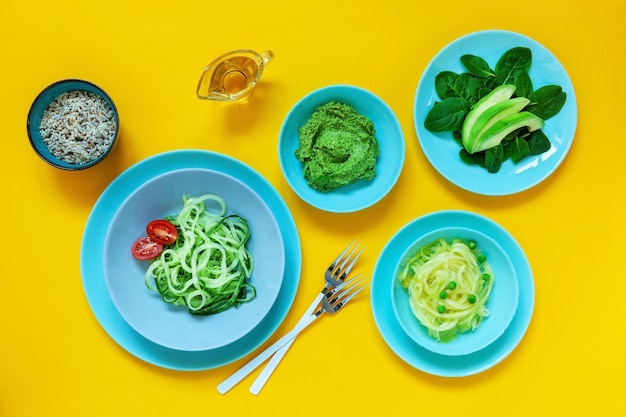 Spaghetti ze świeżą marchewką, ogórkiem i warzywami z dodatkiem nasion, szpinaku i pesto