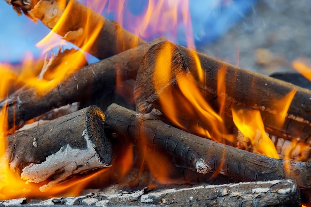 Spalanie węgla drzewnego w grillu lub w tle i fakturze ramki