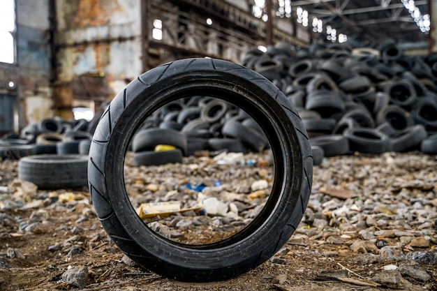 Zdjęcie spalarnia śmieci z opon zużyte opony do recyklingu