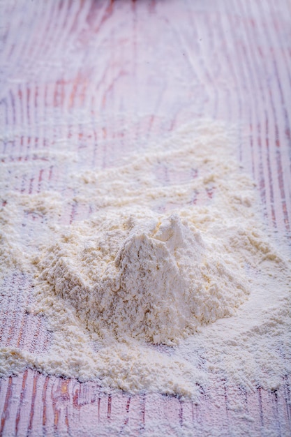 spall sterty białej naturalnej mąki na vintage drewnianej tablicy koncepcji żywności i napojów