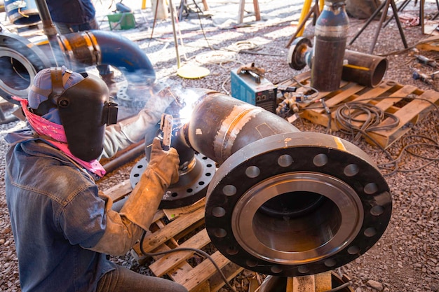 Spawanie metalu męskiego pracownika jest częścią budowy rurociągów dysz maszynowych