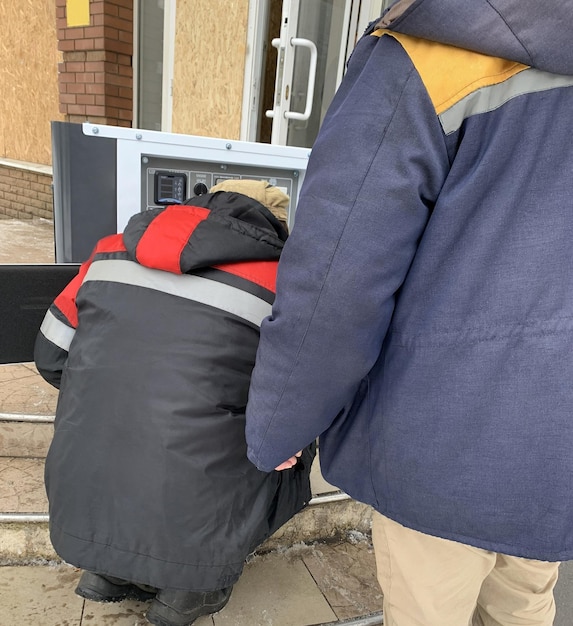 Specjaliści użyteczności publicznej instalują mobilny generator, aby połączyć się z bankomatem