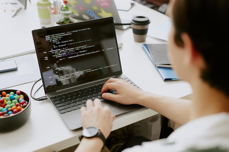Zdjęcie specjalista ds. kodowania it w biurze offline