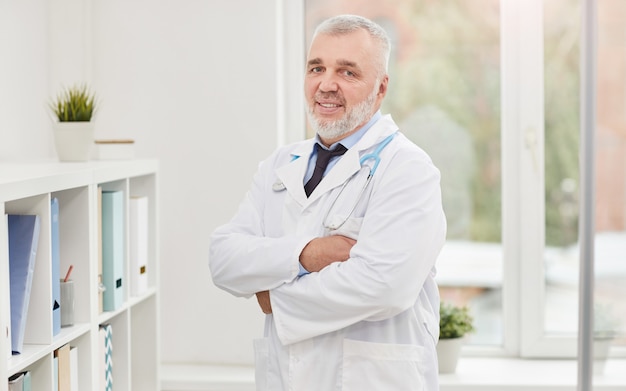 Specjalista medyczny stojący w biurze