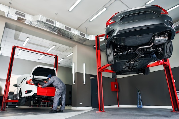 Specjalista od naprawy samochodów Umiejętny mechanik przeprowadza konserwację w serwisie Panorama Mechanik naprawiający samochód