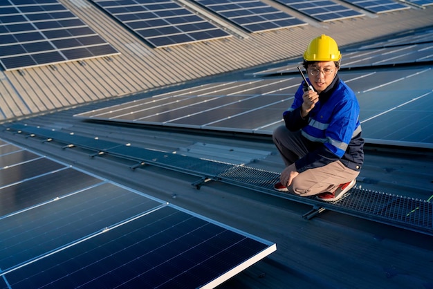 Specjalista technik profesjonalny inżynier z kontrolą konserwacji laptopa i tabletu instalacja panelu dachowego na dachu fabryki w świetle słonecznym Inżynierowie trzymający tablet sprawdzają dach słoneczny