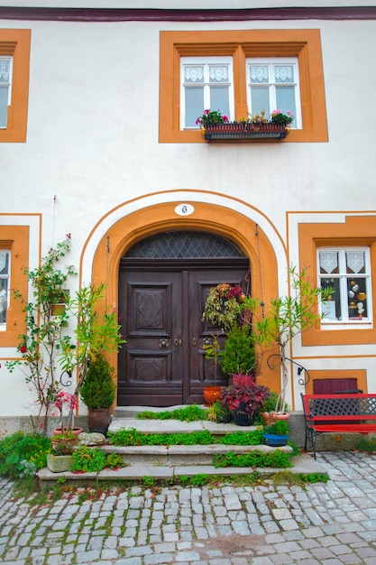 Zdjęcie specjalne drzwi w bajkowym mieście rothenburg, bawaria, niemcy