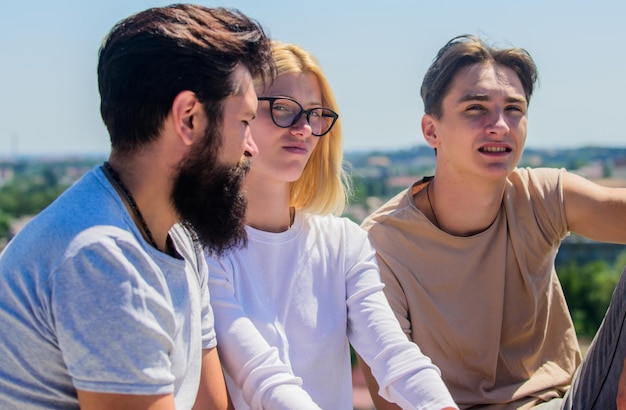 Spędzanie czasu z przyjaciółmi Młodzież relaksująca Beztroska koncepcja przyjaciół Prawdziwa przyjaźń Letnie wakacje Wesoły przyjaciele komunikowania się Spędzać czas razem Mężczyźni i kobieta rozmawiają w tle przyrody