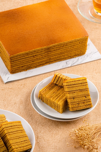 Spekkoek kue lapis legit lub spekuk po indonezyjsku to rodzaj indonezyjskiego ciasta warstwowego