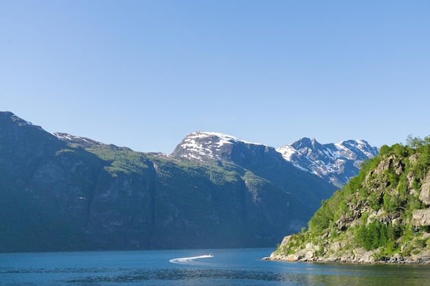 Spektakularne widoki na wielki fiord Geiranger otoczony wysokimi górami w Norwegii
