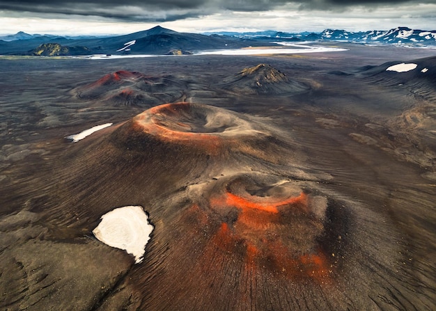 Spektakularny krater czerwonego wulkanu w centrum wyżyn Islandii