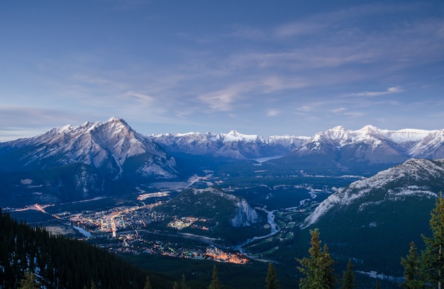 Spektakularny Widok Na Miasto Banff I Górę Tunel Widzianą Ze Szczytu Góry Siarkowej W Parku Narodowym Banff. Alberta.canada