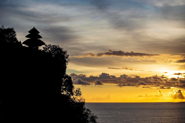 Spektakularny widok z klifu Uluwatu o zachodzie słońca na Bali, Indonezja