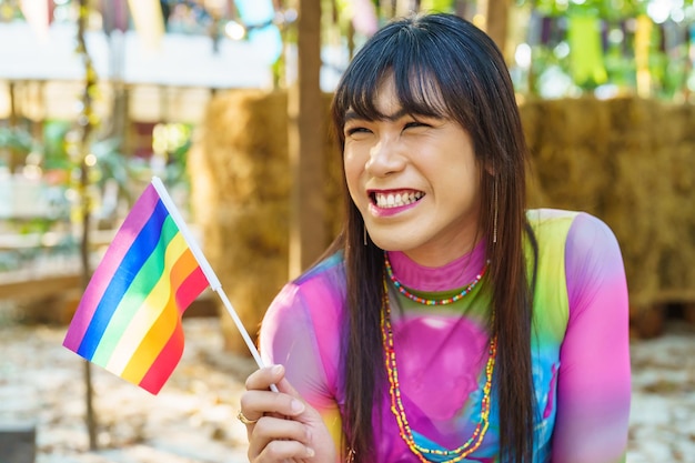 Spektrum płci uśmiechający się szczęśliwy tajski transpłciowych azjatyckich kobieta z tęczową flagą