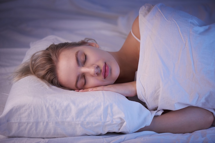 Zdjęcie śpiąca dziewczyna na poduszce z nocnym oświetleniem