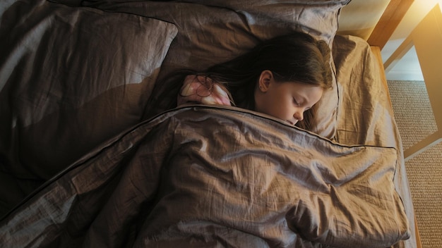 Śpiące dziecko w nocy reszta spokojnej dziewczyny śpiące łóżko
