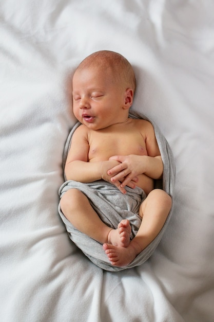Śpiący chłopiec noworodka. nowo narodzone dziecko, które śpi słodko