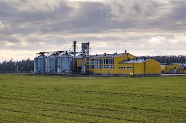 Zdjęcie spichlerz elewator zakład agroprzetwórczy i produkcyjny do przetwórstwa i silosy srebra do suszenia czyszczenie i przechowywanie produktów rolnych mąka zboża i zboża