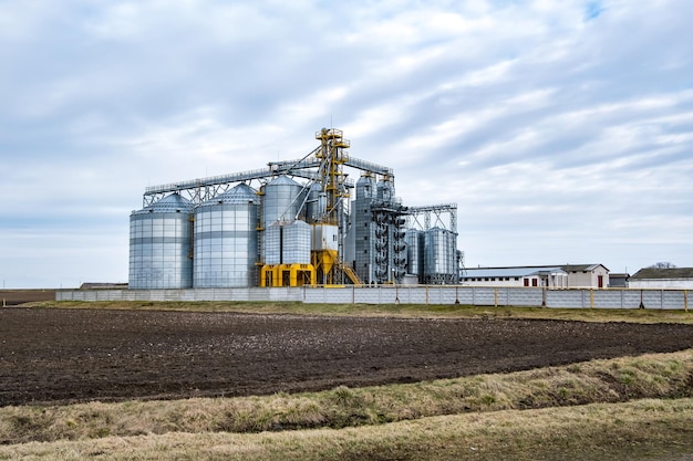 Spichlerz elewator zakład agroprzetwórczy i produkcyjny do przetwórstwa i silosy srebra do suszenia czyszczenie i przechowywanie produktów rolnych mąka zboża i zboża