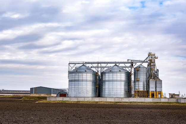 Spichlerz elewator zakład agroprzetwórczy i produkcyjny do przetwórstwa i silosy srebra do suszenia czyszczenie i przechowywanie produktów rolnych mąka zboża i zboża