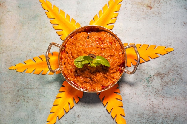 Spicy Butter Chicken Masala podawana w karahi z widokiem z góry na indyjskie jedzenie