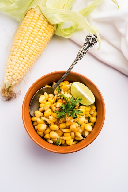 Spicy Masala Sweet Corn to smaczna przydrożna indyjska przekąska, którą bardzo łatwo zrobić. selektywne skupienie