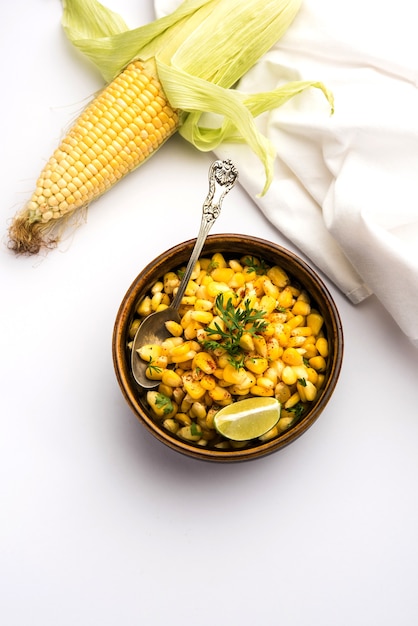 Spicy Masala Sweet Corn to smaczna przydrożna indyjska przekąska, która jest bardzo łatwa do zrobienia. selektywne skupienie