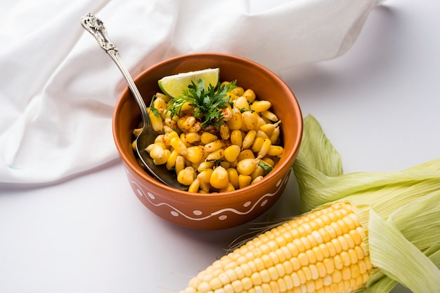 Spicy Masala Sweet Corn to smaczna przydrożna indyjska przekąska, która jest bardzo łatwa do zrobienia. selektywne skupienie