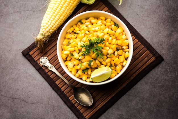 Spicy Masala Sweet Corn to smaczna przydrożna indyjska przekąska, która jest bardzo łatwa do zrobienia. selektywne skupienie