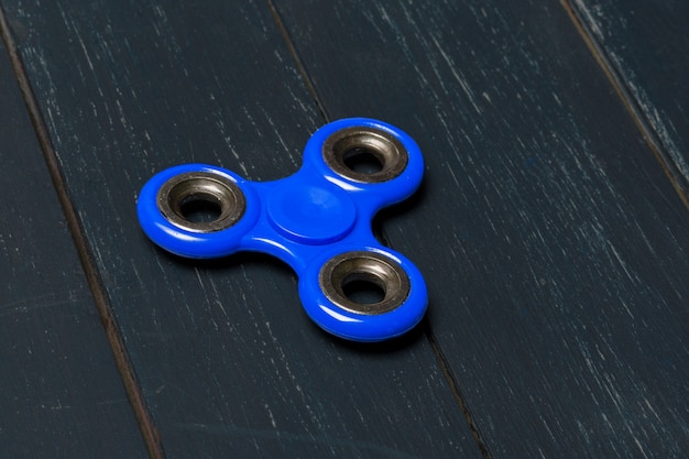 Spinner na drewnianym stole