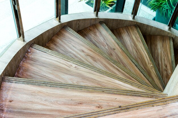 Spiralne drewniane schody w hotelu