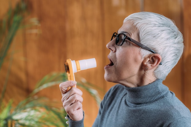 Zdjęcie spirometria przy użyciu spirometru cyfrowego z aplikacją do smartfonów do testowania płuc