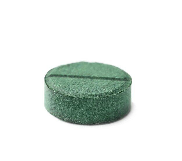 Spirulina tabletka na białym tle